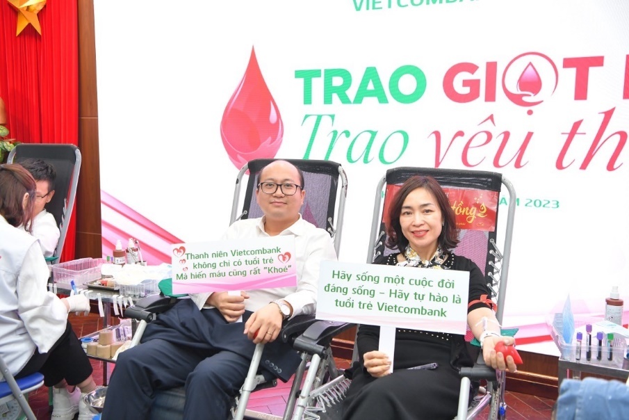“Vietcombank 60 năm: Trao giọt hồng – Trao yêu thương”