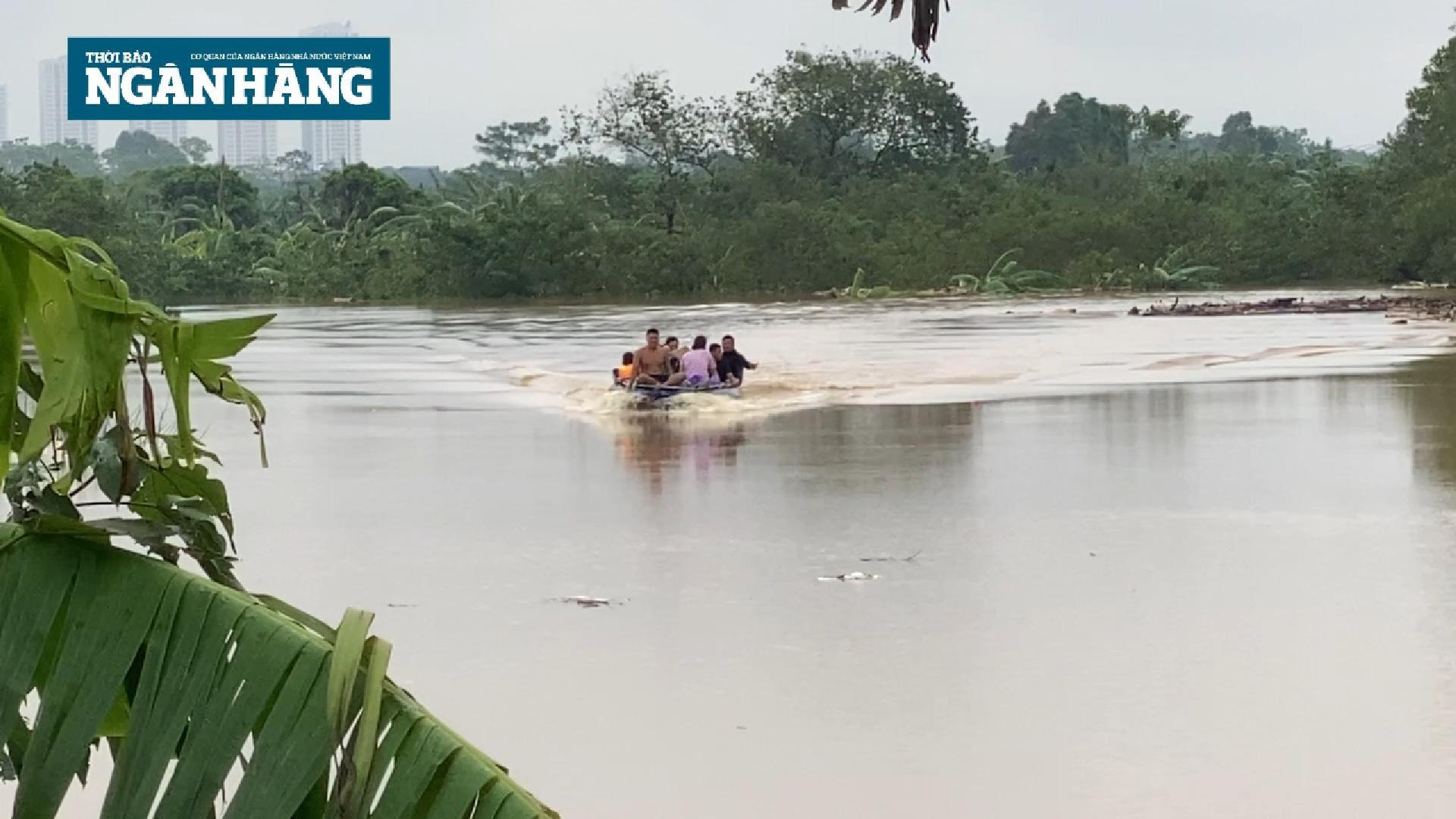 ha noi di chuyen nguoi dan ra khoi khu vuc ngap lut