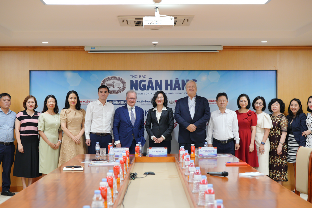 Chuyên gia quốc tế hàng đầu về tài chính, ngân hàng thăm và làm việc tại Thời báo Ngân hàng