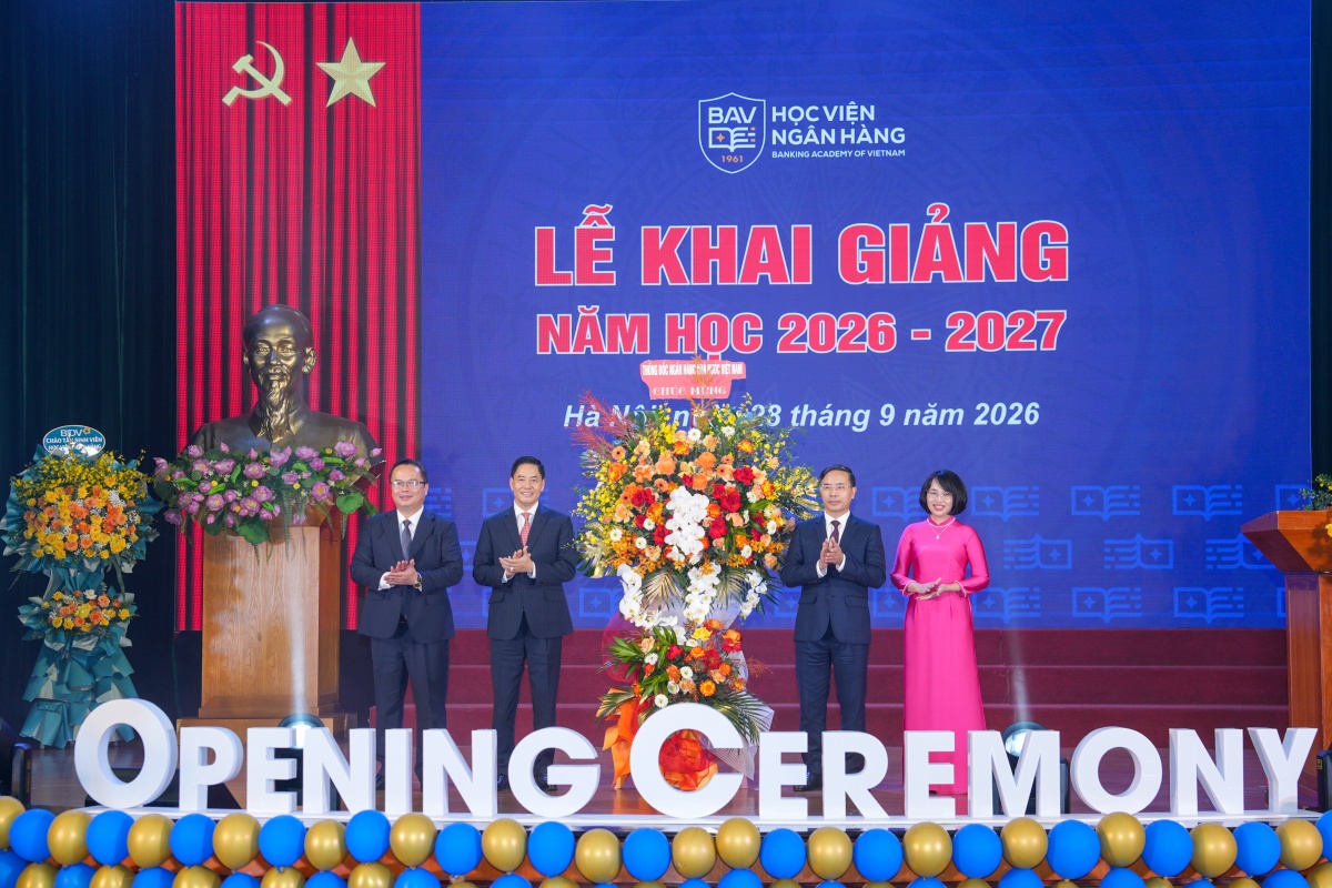 hoc vien ngan hang buoc vao nam hoc moi voi yeu cau doi moi manh me