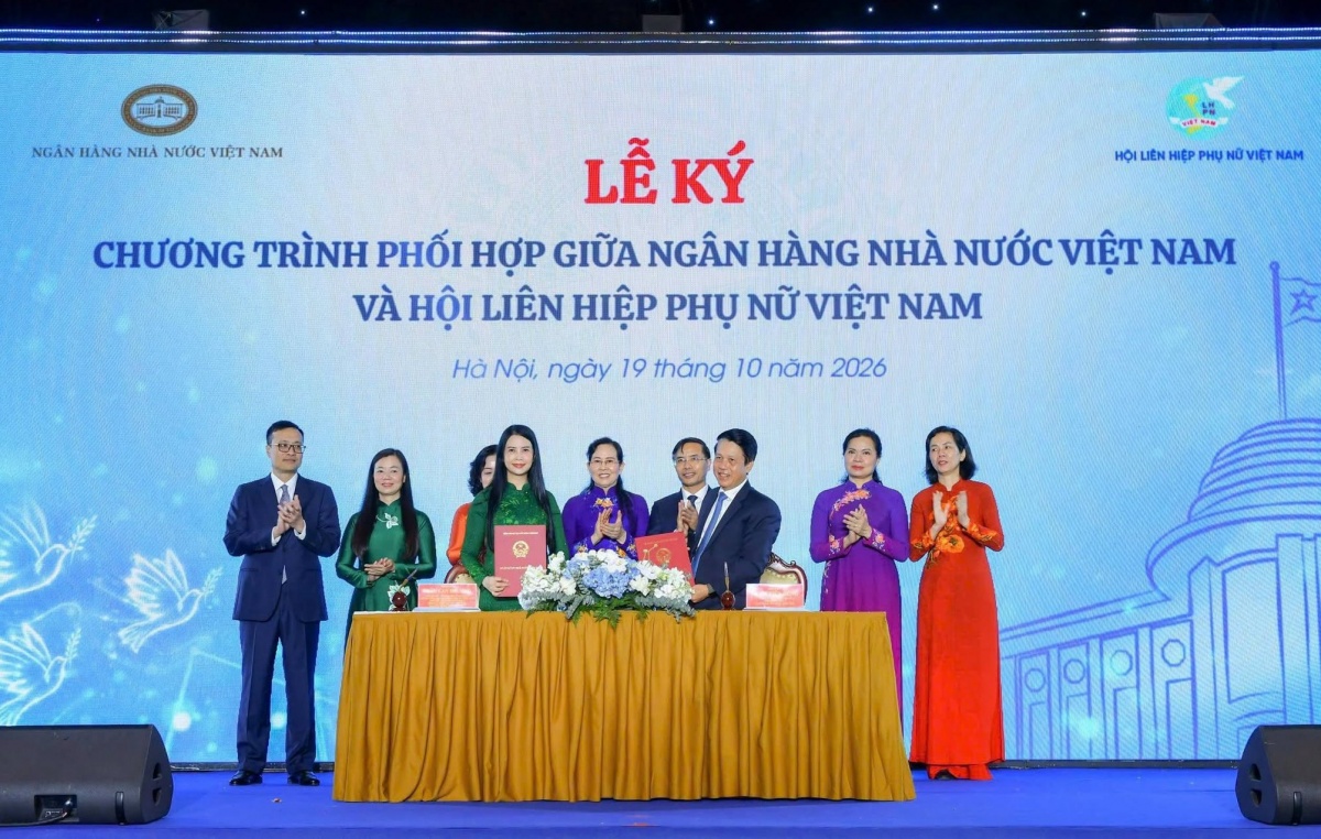 nganh ngan hang dong hanh cung phu nu phat trien kinh te